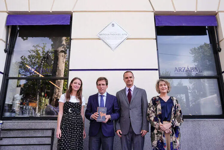 Almeida, junto a Rivera de la Cruz, Levy y Tola, en inauguración de la placa colocada en la antigua taberna en la que Vargas LLosa escribió su primera novela, en el número 13 de Menéndez Pelayo