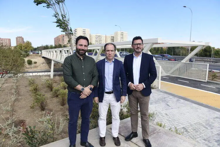 Carabante, Niño y González durante su recorrido por la nueva pasarela para peatones y ciclistas sobre la M-40