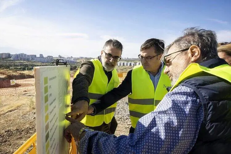 González visita el ámbito de La Solana de Valdebebas