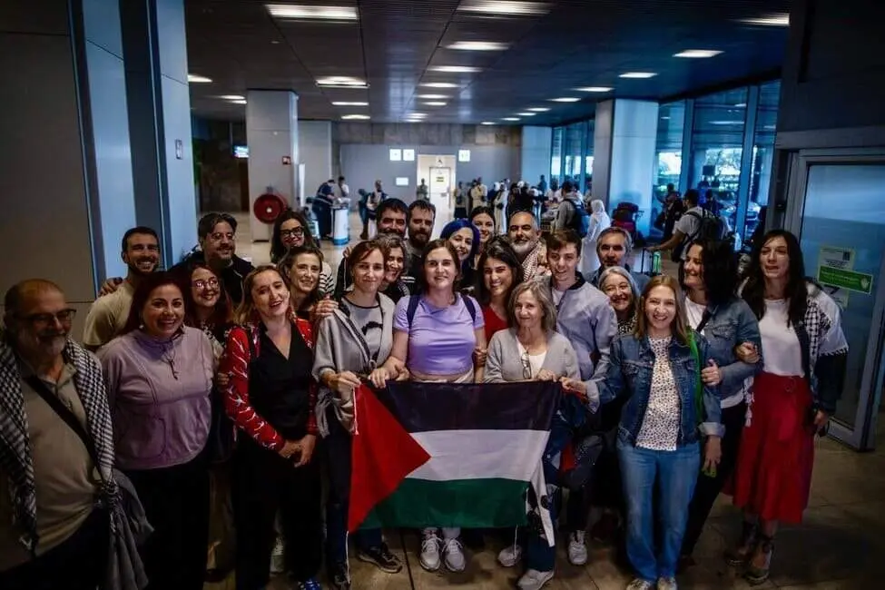 Mónica García junto a los miembros de la flotilla y personas que los han recibido en el aeropuerto | Foto de las redes sociales de Mónica García