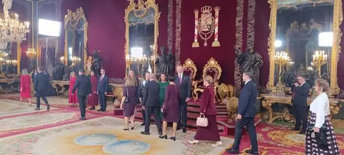 Los Reyes y sus hijas saludando a los alcaldes este domingo | Foto de Servimedia