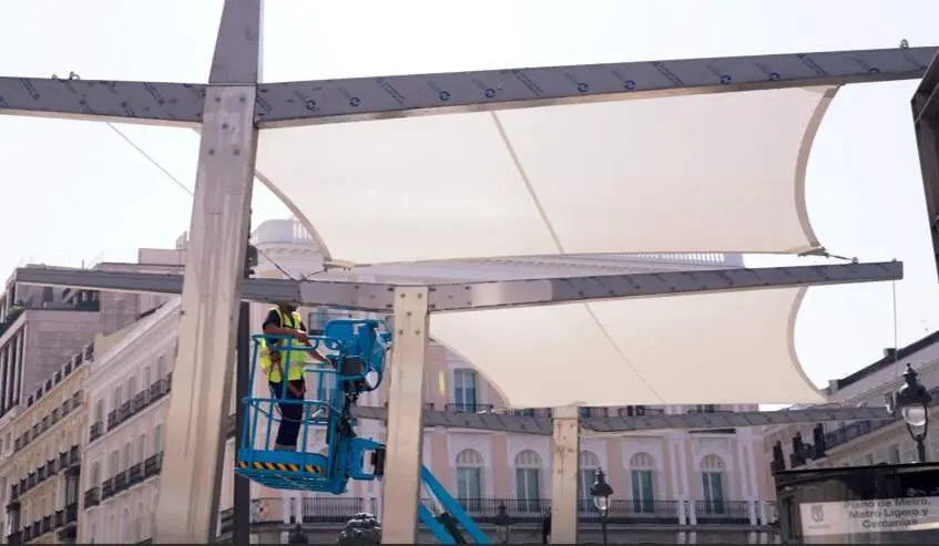 Toldos de la Puerta del Sol durante su instalación - Foto de Ayuntamiento de Madrid