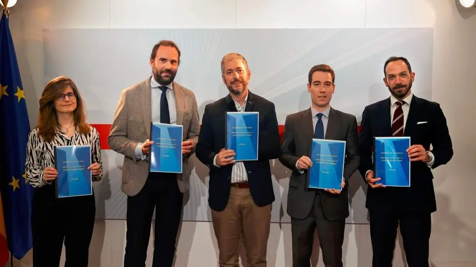El consejero García Martín ha recibido hoy la Memoria anual del  abogado general, en la Real Casa de Postas - Foto Comunidad de Madrid