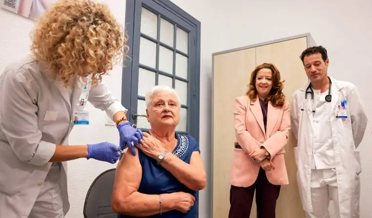 La consejera Matute supervisando el inicio de la campaña de vacunación antigripal - Foto Comunidad de Madrid