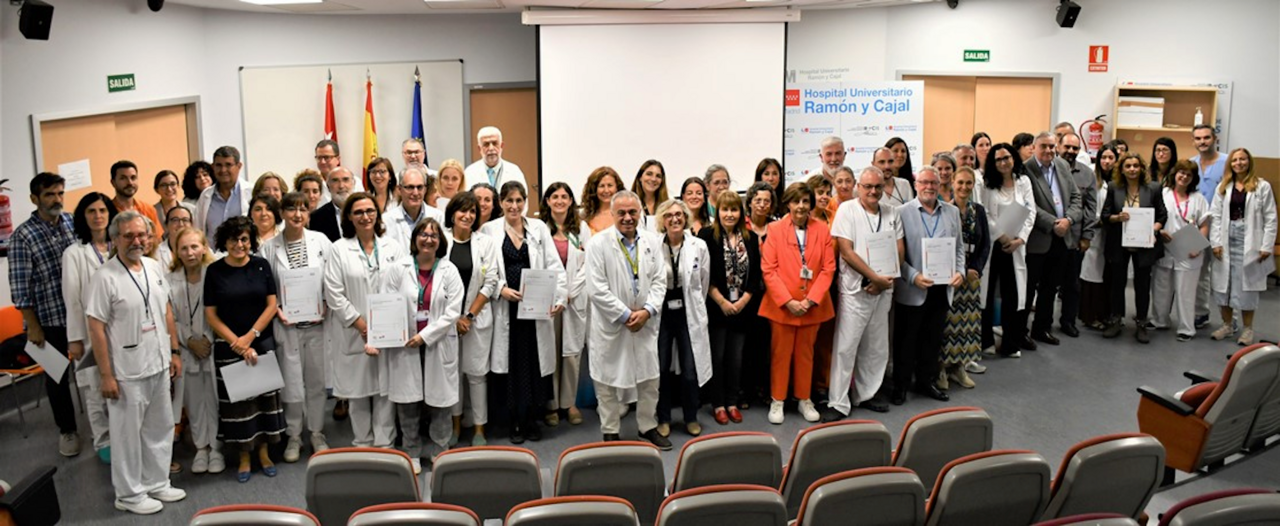 Imagen de grupo de parte de los profesionales que asistieron al acto en el Hospital Universitario Ramón y Cajal