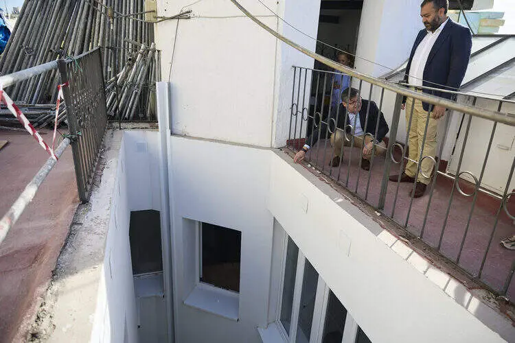 El delegado de Políticas de Vivienda y presidente de EMVS Madrid, Álvaro González, acompañado del concejal de Centro, Carlos Segura, visita las obras de rehabilitación en Churruca, 27