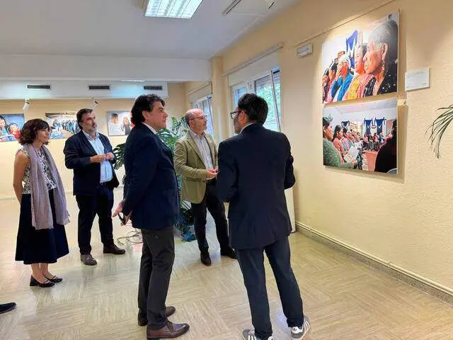 El delegado de Políticas Sociales, Familia e Igualdad, junto al concejal de Hortaleza, ha visitado la exposición Para cada infancia, esperanza, promovida por Unicef España