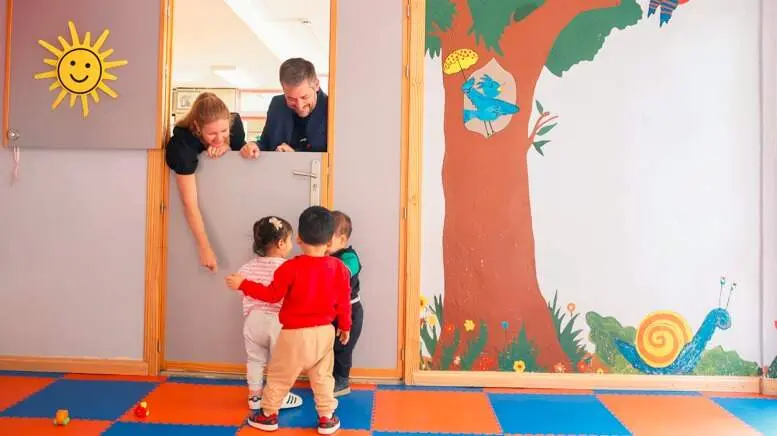 García Martín y Dávila con niños - Foto Comunidad de Madrid