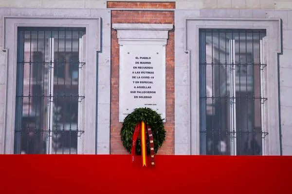 La Comunidad coloca su corona de laurel en homenaje a las víctimas del COVID-19