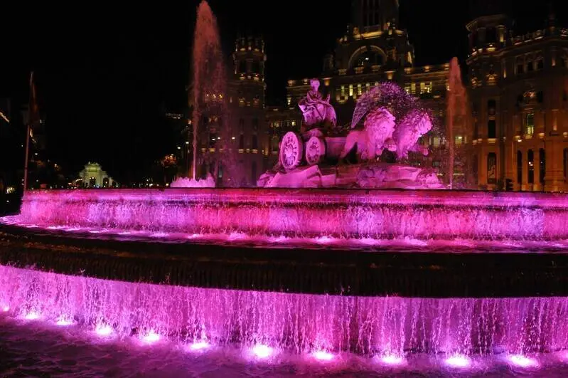 La Fuente de Cibeles iluminada de rosa | Foto del Ayuntamiento de Madrid