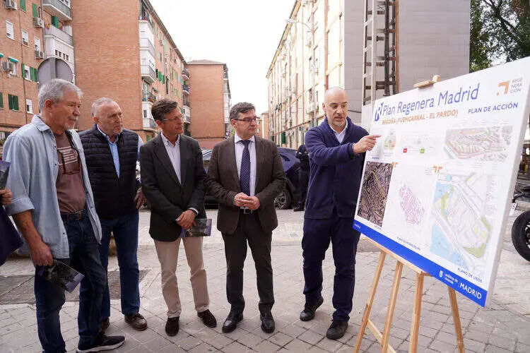 El delegado de Políticas de Vivienda y presidente de EMVS Madrid, Álvaro González, recorre las calles del barrio de Begoña acompañado del concejal de Fuencarral-El Pardo, José Antonio Martínez Páramo, y de representantes de la Asociación de Vecinos Begoña