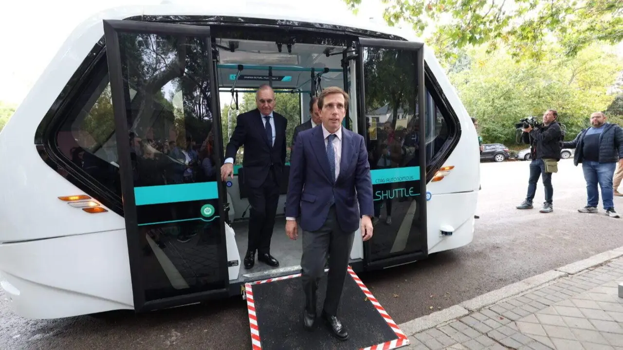 Almeida tras viaje en bus autónomo