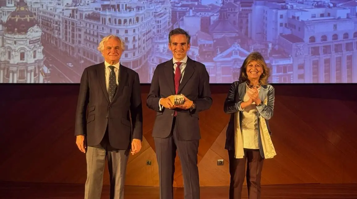 El Ayuntamiento y CEIM reconocen a Moderna por su contribución al desarrollo socioeconómico de la capital