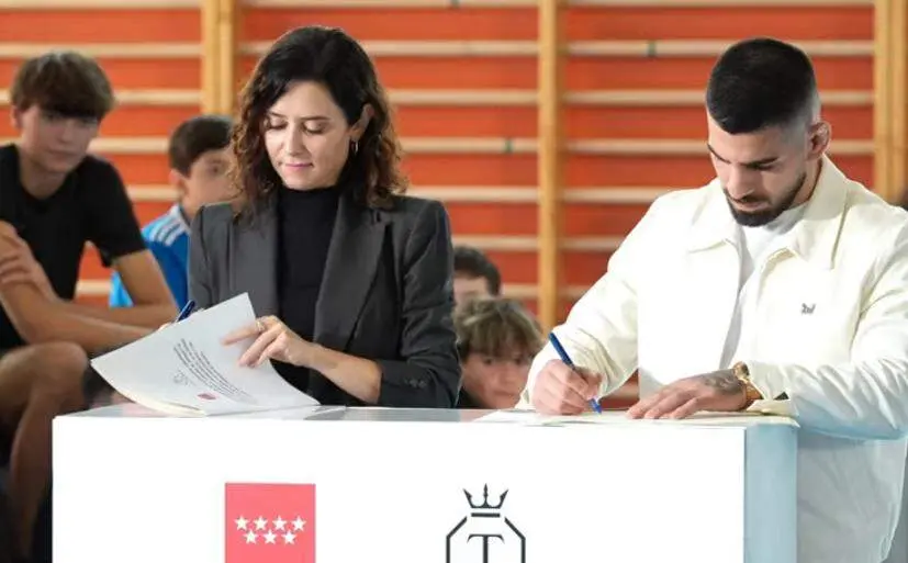 Ayuso y Topuria durante el acto - Foto Comunidad de Madrid