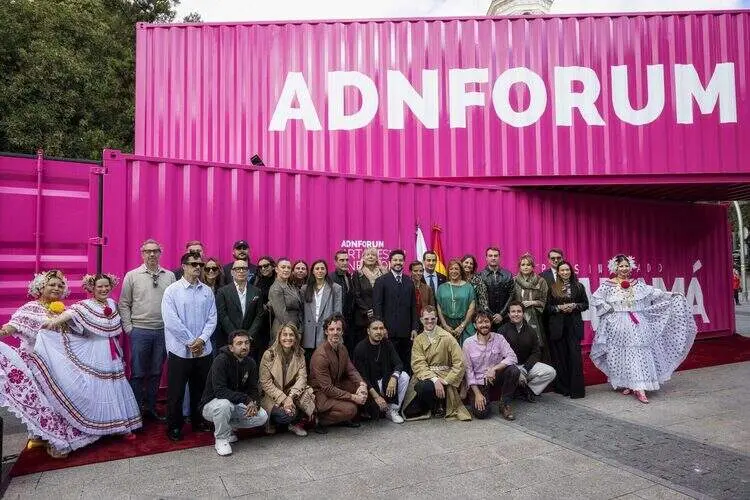 La concejala delegada de Turismo, Almudena Maíllo, junto al embajador de Panamá, Héctor Infante, durante la inauguración del ADN Fórum