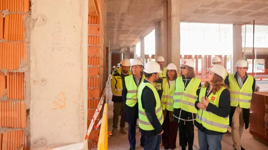 La consejera Matute, durante su visita a los trabajos de construcción del complejo Quinta de los Molinos - Foto Comunidad de Madrid