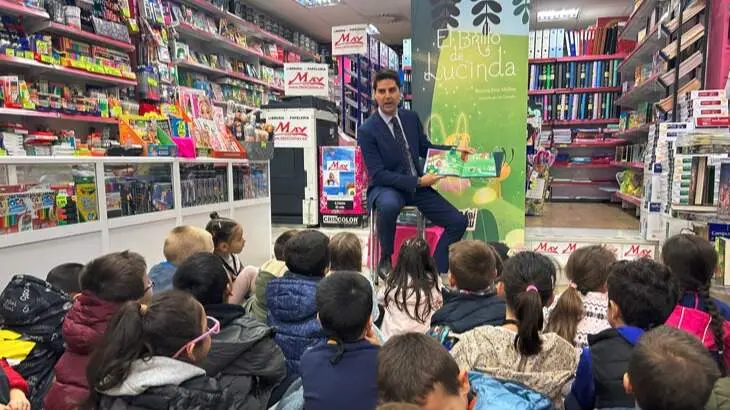 El consejero de Educación, Ciencia y Universidades ha participado hoy en la lectura del libro El brillo de Lucinda en Móstoles  - Foto Comunidad de Madrid
