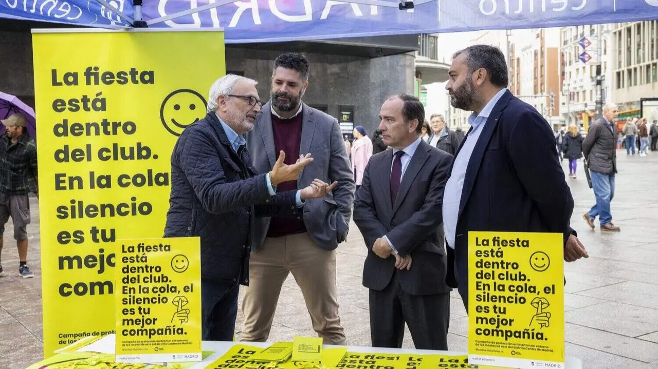 Carabante, Segura y Madrid Noche en el punto informativo de la campaña frente al ocio nocturno en plaza del Callao