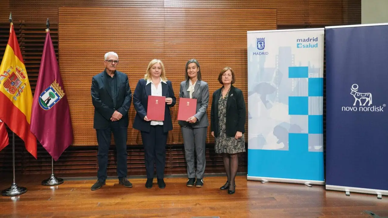 La vicealcaldesa, Inma Sanz, durante la firma del convenio con Novo Nordisk para extender la iniciativa ‘Coles con ALAS-COPI’ durante tres años