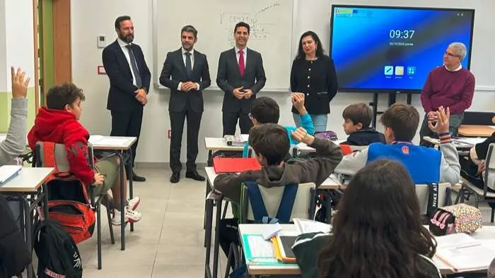 El consejero Viciana, en el Colegio Andrea Casamayor de Paracuellos del Jarama - Foto Comunidad de Madrid