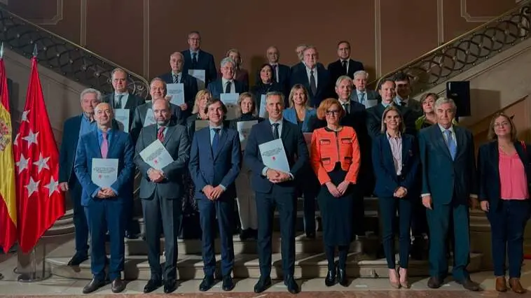 El consejero Novillo, en la entrega de estos documentos a las 23 entidades participantes - Foto Comunidad de Madrid