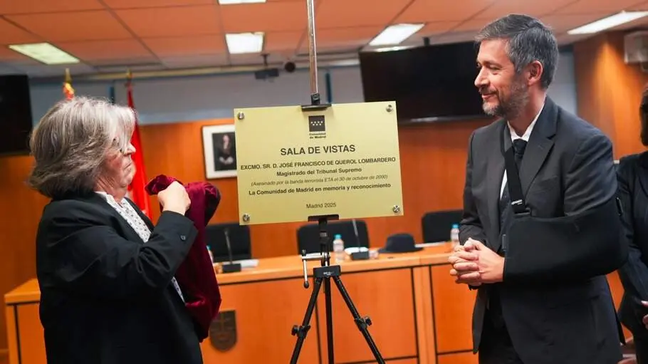 El consejero García Martín, descubriendo la placa que bautiza con el nombre del juez una sala de vistas de la Audiencia Provincial - Foto Comunidad de Madrid