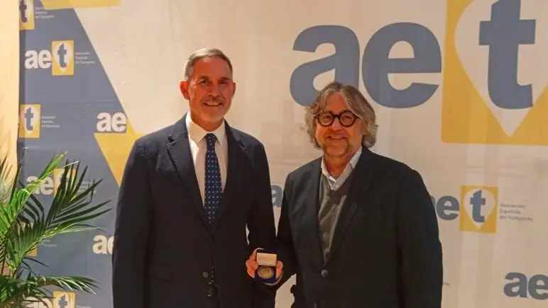 El viceconsejero José María García, recibiendo la distinción de la Asociación Española del Transporte - Foto Comunidad de Madrid