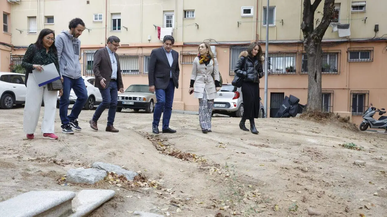 Álvaro Gonzále, David Pérez, personal de la Dirección General de Regeneración Urbana y miembros de la Asociación de Vecinos La Noria de Hortaleza