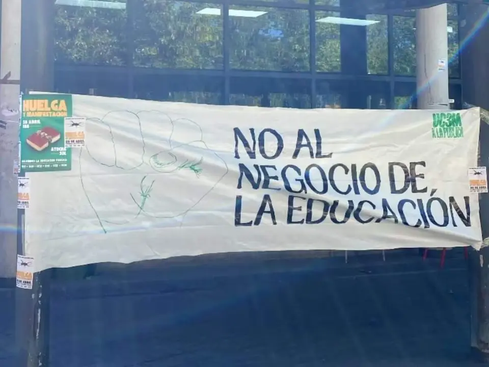 Pancarta en el campus de Getafe de la Universidad Carlos III de Madrid  del 28 de abril. UC3M Por La Pública