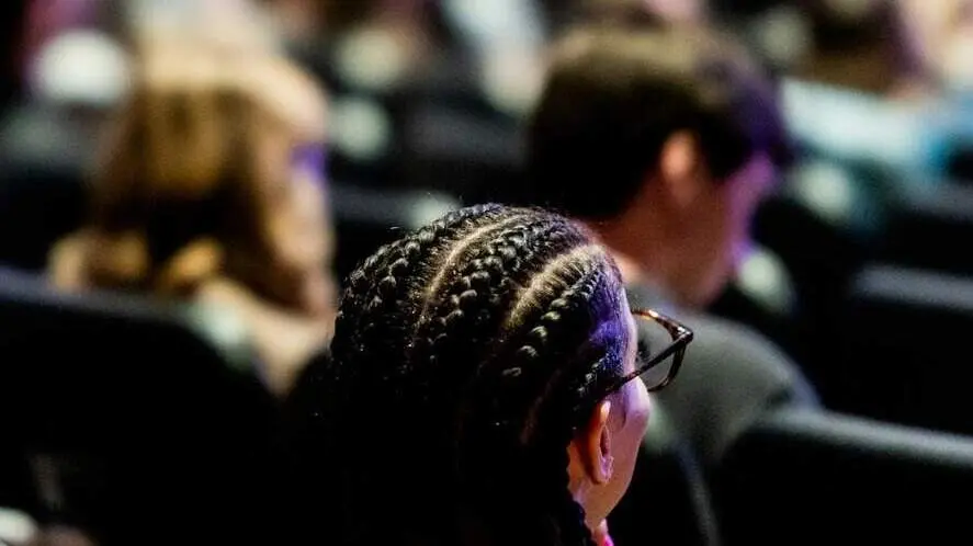 Asistentes congreso SEO y marketing Madrid - pexels/caleboquendo