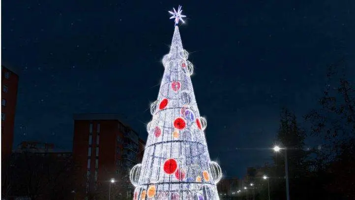 Nuevo abeto luminoso instalado en la avenida del Padre Piquer - Ayuntamiento de Madrid