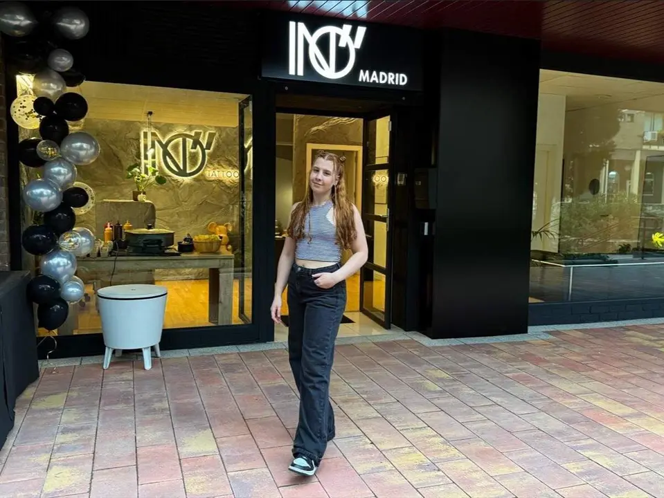 Inés Haro Blasco a las puertas de INÓ TATTOO STUDIO