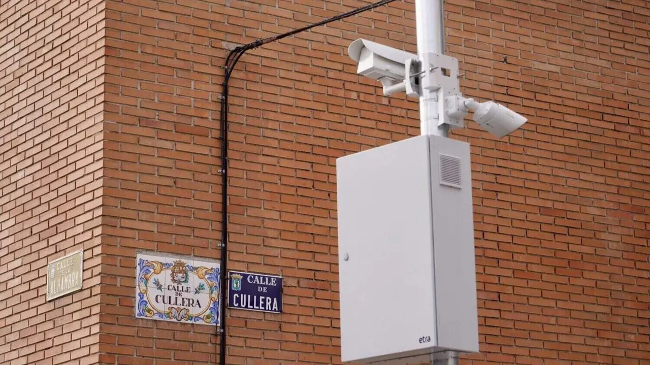 Una de las 18 nuevas cámaras de videovigilancia de la calle de Cullera, en Latina
