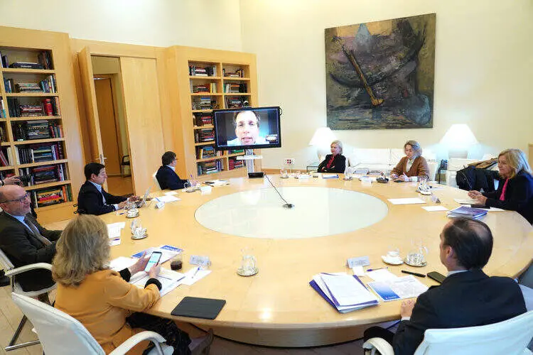 Imágenes de la reunión de Junta de Gobierno, con el alcalde de Madrid, José Luis Martínez-Almeida, en conexión desde Buenos Aires, y dos instantes de la presentación de los presupuestos municipales de 2026 a cargo de Sanz e Hidalgo