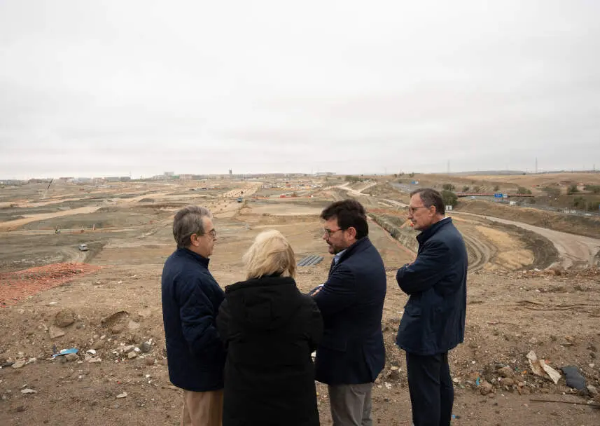La delegada de Obras y Equipamientos, Paloma García Romero, visita las obras de urbanización de Valdecarros
