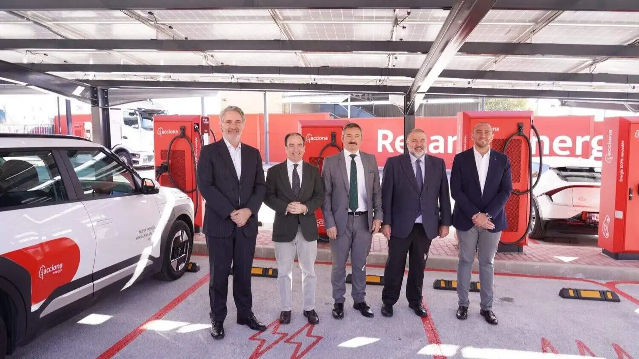 Carabante y Ramos en instalaciones electrolinera