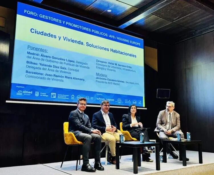 El delegado de Políticas de Vivienda y presidente de EMVS Madrid, durante la mesa redonda en la feria SIMED