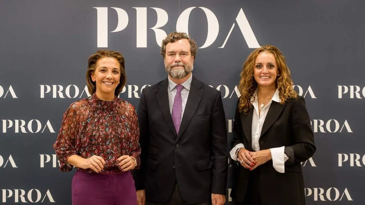 Lucía Casanueva y Valvanuz Serna Ruiz, socias directoras de PROA, con Iván Espinosa de los Monteros