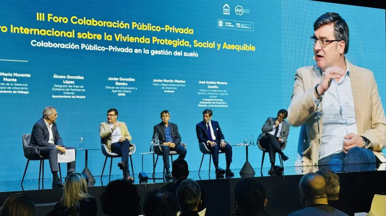 El delegado de Políticas de Vivienda y presidente de EMVS Madrid, durante la mesa redonda ‘Colaboración público-privada en la gestión del suelo' en SIMED