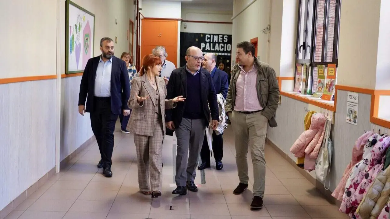 El delegado de Familias, el concejal de Centro y la directora del CEIP Palacio Valdés