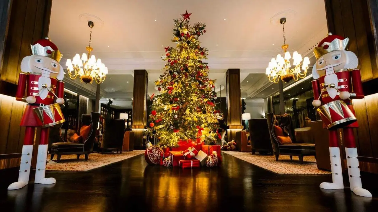 Las rutas navideñas de Ilumina Madrid por hoteles emplebáticos de la capital