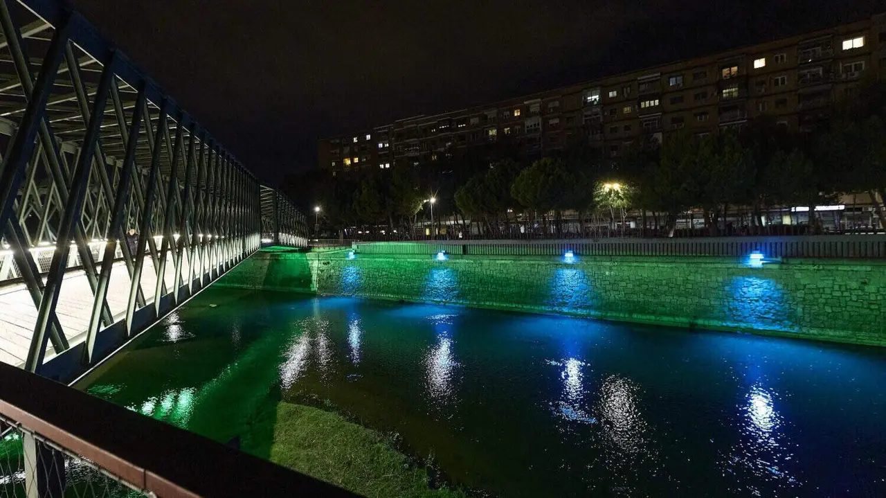 El Manzanares estrena iluminación azul por Navidad