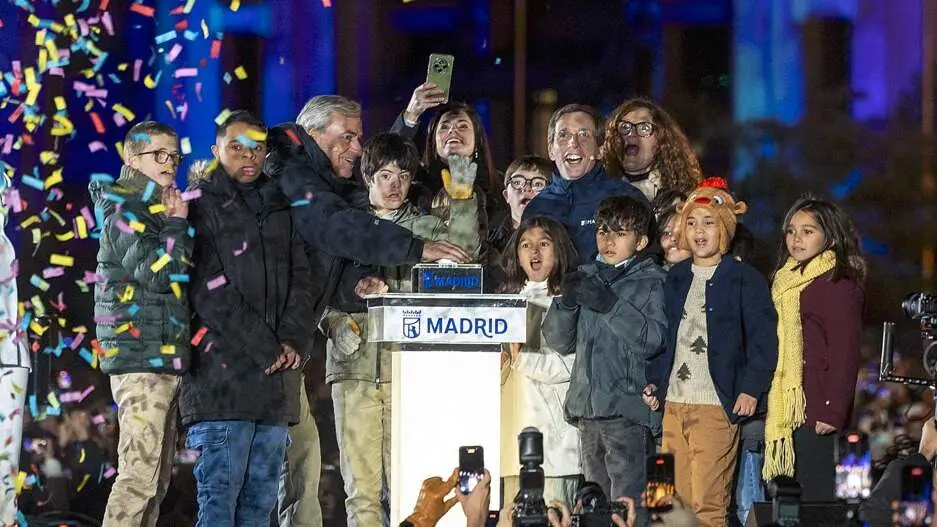 El botón de encendido de luces con la nueva identidad visual - Foto Ayuntamiento de Madrid