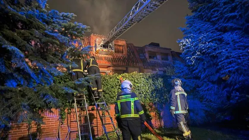 Bomberos apagando el incendio - Foto Emergencias de la Comunidad de Madrid