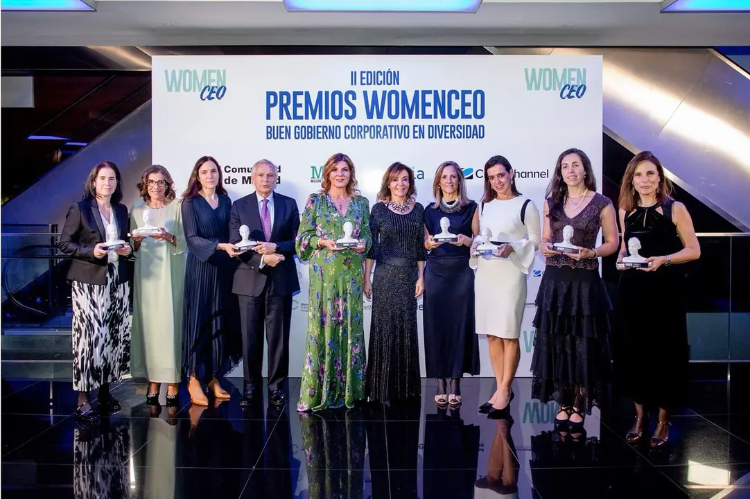 De izquierda a derecha: Nieves Estévez (Deustche Bank), Teresa Quirós (Consejera), Natalia Alvárez, Jaime Aguirre (Mutua Universal) , Val Díez (Stanpa) , Ana Lamas (WomenCEO), Carmina Balet  (Saica), Irene Agundez (Iberdrola), Beatriz Moro(Bodegas Familiares Matarromera) y Paloma Marín Bona (CNMV) - Foto WomenCEO