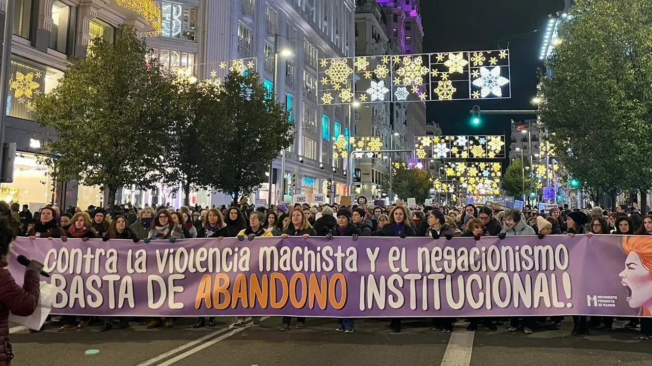 Manifestantes en la pancarta de la cabecera | Foto de Servimedia