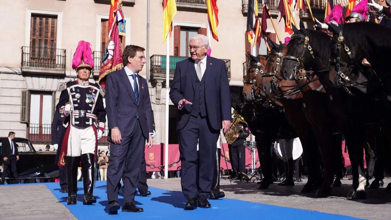 Almeida entrega la Llave de Oro de la Villa de Madrid al presidente de Alemania, Frank-Walter Steinmeier, durante su visita de Estado a España