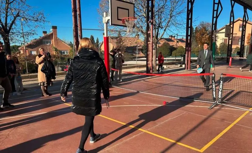 El consejero de Educación, durante su visita al CEIP Nuestra Señora de Lourdes  de Torrelodones - Foto Comunidad de Madrid