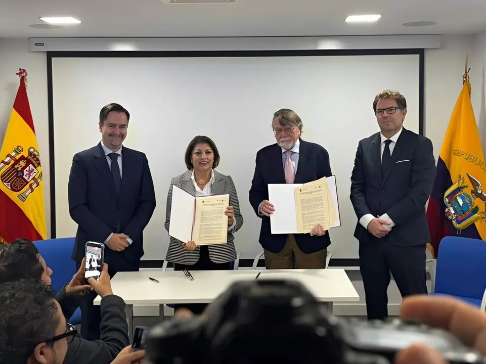 Firma de Convenio Embajada del Ecuador y Formato Educativo (5)