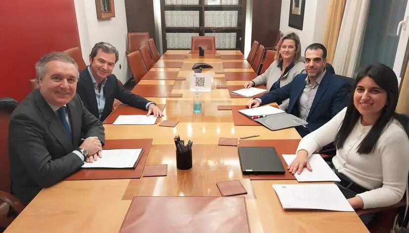 Pie de foto. De izquierda a derecha: Francisco Ollero, gerente de Financiación de AEDAS Homes, Daniel González Esteban, director Negocio Promotor Territorial Madrid de Banco Santander, Laura Iñiguez, técnico de Formalización de Avalmadrid, Ernesto Bonilla, subdirector comercial de Avalmadrid y Sofía Sanz, técnica financiera de AEDAS Homes.